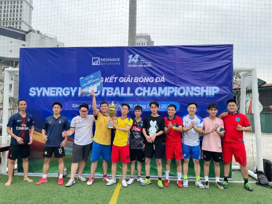 팀워크 정신을 강화하는 축구 대회로 기념주간을 시작했습니다