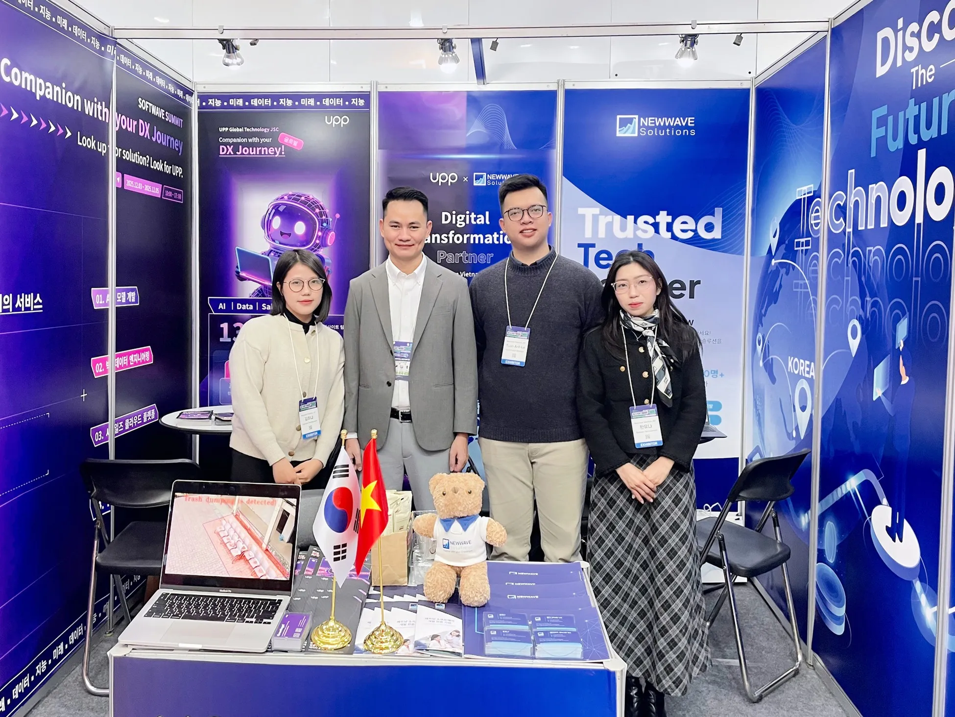 Softwave 2025 현장에 참석한 Newwave Solutions 관계자