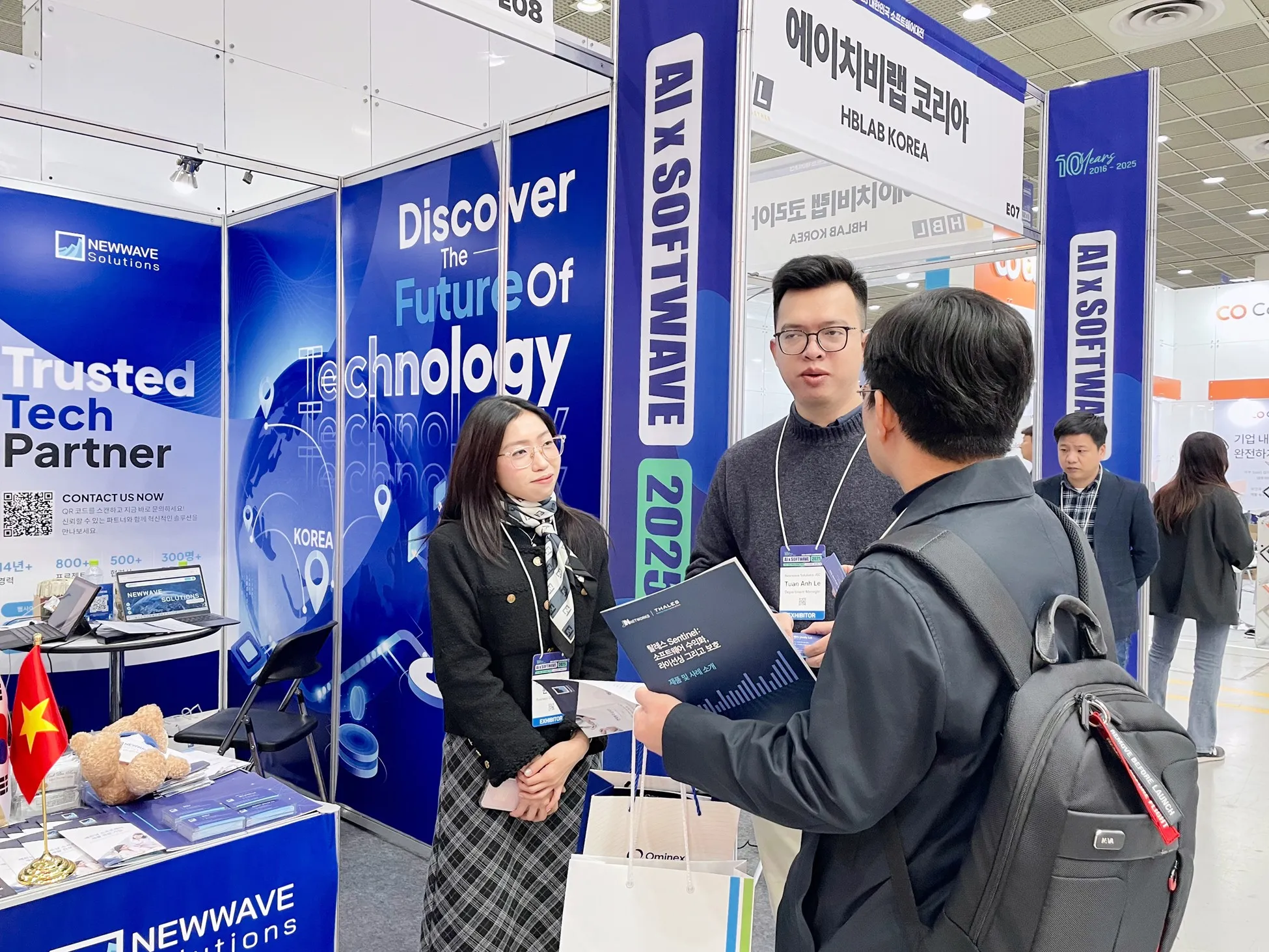 방문객들과의 솔루션 및 기술 가치 공유