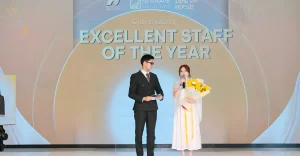 Dao Thi Yen님은 “올해의 우수 직원” 부문 수상자로 호명된 후, Newwave Annual Award 2025 무대에서 깊은 감동 소감을 전했습니다. 